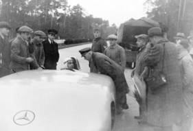 Mercedes-Benz W 25 (1936) - beim 2. Rekordversuch auf der Reichsautobahn von Frankfurt a.M. nach Heidelberg am 26. Oktober 1936