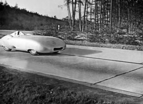 Mercedes-Benz W 25 (1936) - beim 4. Versuch der Rekordfahrten am 26. Okt. 1936 wird die Front verbeult, erst für den sechsten Versuch wird die Front ausgebeult und verstärkt