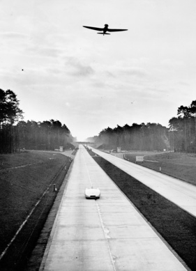 Mercedes-Benz W 25 (1936) - die Schnellsten damals, oben Heinkel He 70 und unten Carraciola im V12-Rekordwagen mit Vollstromlinienverkleidung am 11. November 1936 auf der Autobahn bei Frankfurt a. M.