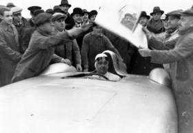Mercedes-Benz W 25 (1936) - die eckige Verkleidung wird vor Rudolf Caracciola montiert