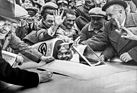 Mercedes-Benz W 25 (1936) - geglückte Rekordfahrt, alle freuen sich - am Lenkrad Rudolf Caracciola, rechts Rennleiter Alfred Neubauer