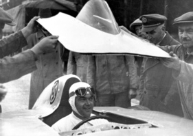 Mercedes-Benz W 25 (1936) - gleich gehts los, Rudolf Caracciolas V12-Rekordrenner wird mit der runden Schutzscheibe versehen