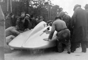 Mercedes-Benz W 25 (1936) - grosses Interesse und viel Supportpersonal bei den Rekordversuchen am 26. Oktober 1936