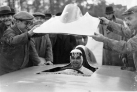 Mercedes-Benz W 25 (1936) - hier wird die gebogene Windschutzscheibe für die nächsten Rekordfahrten montiert, am Lenkrad Rudolf Caracciola