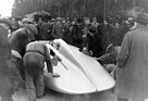 Mercedes-Benz W 25 (1936) - teilweise offene Räder beim 2. Rekordversuch am 26. Oktober 1936 (Autobahn Frankfurt a. M. nach Heidelberg), am Lenkrad Rudi Caracciola