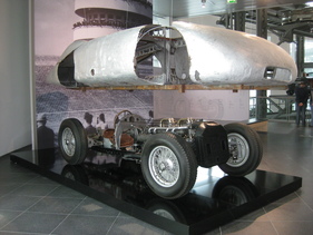 Mercedes-Benz W 25 (1936) - „zusammengewachsen, was zusammen gehört“ – die originale Karosserie über dem originalen Chassis, Ausstellung Tafelsilber im Audi museum mobile