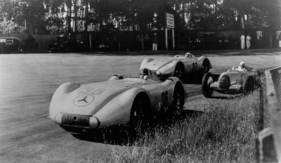 Mercedes-Benz W 25 (1937) - Manfred von Brauchitsch gewinnt im zweiten Vorlauf beim Avus Rennen 1937 im umgebauten Stromlinien-Rennwagen