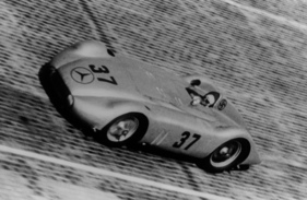 Mercedes-Benz W 25 (1937) - der umgebaute Stromlinienrennwagen mit Achtzylindermotor M 125 F in der Nordkurve des Avus Rennens 1937, am Steuer Hermann Lang