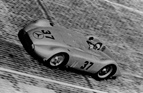 Mercedes-Benz W 25 (1937) - der umgebaute Stromlinienrennwagen mit Achtzylindermotor M 125 F in der Nordkurve des Avus Rennens 1937, am Steuer Hermann Lang