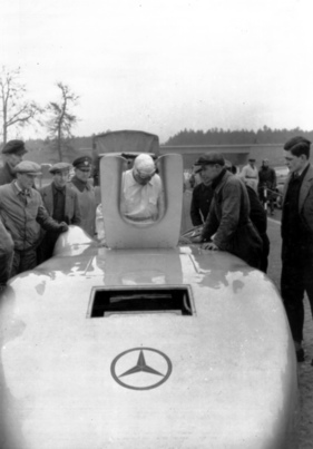 Mercedes-Benz W 25 (1939) - Rudolf Caracciola nimmt im V12-Rekordfahrzeug Platz (RAB bei Dessau)