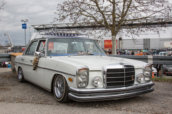 Mercedes-Benz W114 – Retro Saisonauftakt 2025