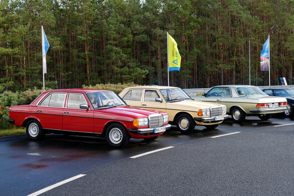 Mercedes-Benz W123 in Rot, Gelb und Grün am Clubstand – Oldtimer-Show Berlin 2022