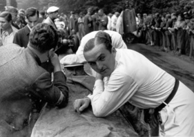 Mercedes-Benz W154 (1938) - Rudolf Caracciola, Rudolf Uhlenhaut und Hermann Lang am Mercedes-Benz W154 vor dem Start zum GP der Schweiz in Bremgarten/Bern am 21.8.1938