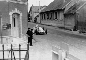Mercedes-Benz W154 (1939) - Rudolf Caracciola schiebt seinen defekten Wagen nach missglücktem Überholmanöver gegen Tazio Nuvolari beim Grand Prix von Frankreich am 9. Juli 1939 in Reims weg