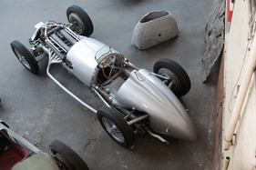 Mercedes W 154 (1939) - Der Blick von oben auf dem Mercedes W 154 zeigt den schräg nach rechts eingebauten Motor und den rechts angebrachten Öltank