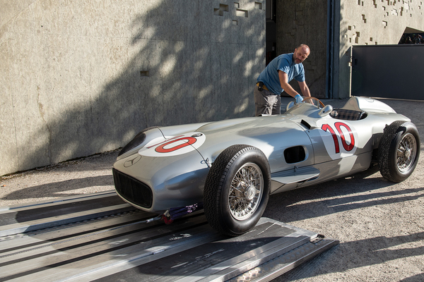 Bild: Mercedes-Benz W196 (1954) - Silberpfeil beim Ausladen - Sonderschau "Grand Prix Suisse 1934–54 - Bern im Rennfieber" im Bernischen Historischen Museum