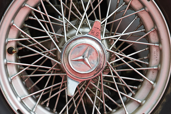 Image: Mercedes-Benz W196 (1954) - the wheel nut time the Mercedes sign