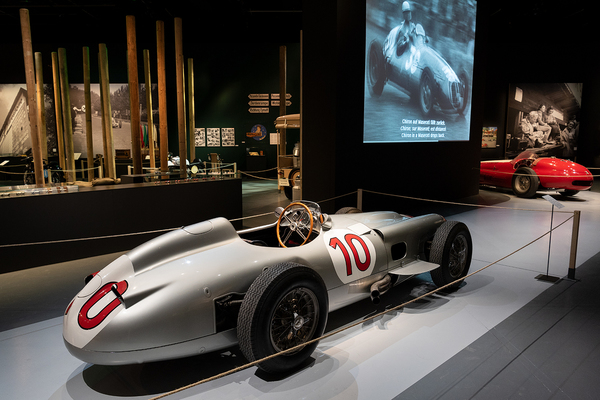 Bild: Mercedes-Benz W196 (1954) - in der Ausstellung - Sonderschau "Grand Prix Suisse 1934–54 - Bern im Rennfieber" im Bernischen Historischen Museum