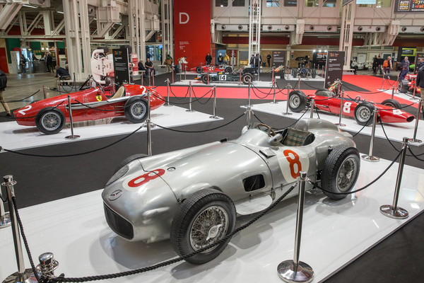Bild Mercedes-Benz W196 (1954) - vor zwei Ferrari-Monoposti der Front- und Mittelmotor-Ära - F1 an der 42. Auto e Moto d'Epoca 2025