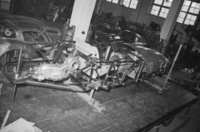 Mercedes-Benz W196 Monoposto (1954) – Beim Bau in der Rennabteilung. Links im Hintergrund das erste "Uhlenhaut-Coupé" (1954)