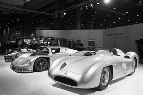 Mercedes Benz W196 R Stromlinie (1955) - die Silberpfeile vereint auf dem Mercedes-Motorsport-Stand - daneben der Sauber C9 - an der Rétromobile Paris 2014