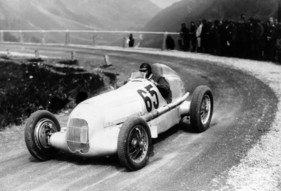 Mercedes-Benz W25 (1934) - am Klausen Pass mit Rudi Caracciola am Lenkrad