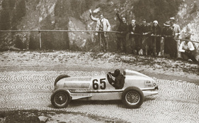 Mercedes-Benz W25 (1934) - am Klausenpass mit Rudi Caracciola am Lenkrad