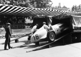 Hier wird gerade im Vorfeld des Grossen Preises von Penya-Rhin am 7. Juni 1936 der Wagen von Rudolf Caracciola aus dem Transporter geladen. Er beendete das Rennen als Zweiter mit 3,4 Sekunden Rückstand auf Tazio Nuvolari im Alfa Romeo.