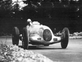 Diese Aufnahme von Louis Chiron beim Grossen Preis von Deutschland zeigt sehr gut die vergrösserte linke Kühlluftöffnung, hinter der sich der Ölkühler befand.