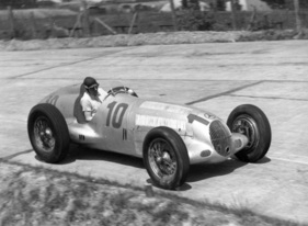 Manfred von Brauchitsch beim Training zum Eifelrennen am 14. Juni 1936 auf dem Nürburgring