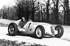 Bei Testfahrten des neuen W125 am 1. April 1937 in Monza wurden auch zwei W25K eingesetzt. Der Brite Richard Seaman (hier im Bild), ein Neuzugang im Team, war für die Vollgasversuche gerne zu haben – und verunfallte wenig später.