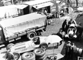 Für das Eifelrennen am 14. Juni 1936 quartierte sich die Mercedes-Benz-Rennabteilung samt "Spezial-Werkstätte" im Forsthaus Sankt Hubertus ein. Links vorne steht Chirons Wagen mit der Startnummer 17.