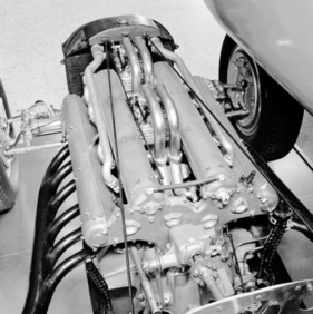 Der verworfene V12 des Typs DAB in einem W25-Fahrgestell. Der Zwölfzylinder war zu schwer für Grand-Prix-Rennen und wurde deshalb vor allem bei Rekordfahrten eingesetzt.