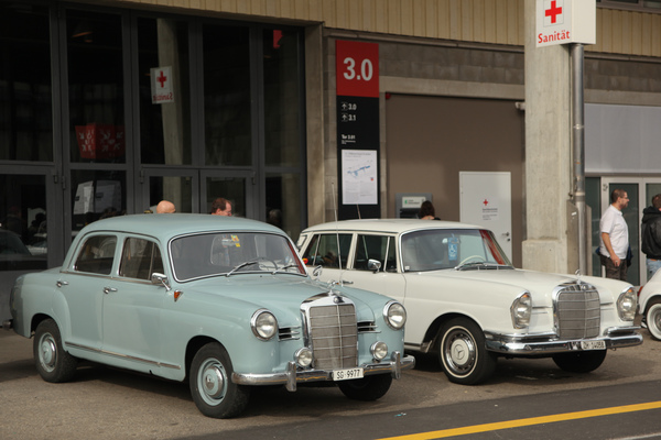 Mercedes-Geschichtsfindung auf dem Zuschauerparkplatz - Ponton-Mercedes und Nachfolger - Oldtimermesse St. Gallen 2015