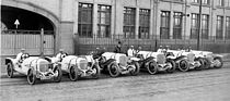 Mercedes Grand Prix 4,5 Liter (1914) - die Mercedes-Rennwagen aufgereiht für die Abfahrt nach Italien zur Targa Florio, Paul Scheer, Giuolio Masetti, Christian Lautenschlager, Max Sailer und Christian Werner