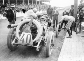 Mercedes Grand Prix 4,5 Liter (1914) - nur Fahrer Louis Wagner und sein Beifahrer dürfen beim Grand Prix von Frankreich Arbeiten am Auto ausführen, dies wird streng überprüft