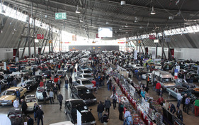 Mercedes, Porsche, Audi und dazwischen ein Fiat 500 - Privatwagen-Handel - Retro Classics Stuttgart 2014