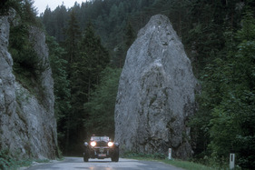 Mercedes SSK dicht am Hinkelstein