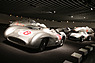 Mercedes Silberpfeile, vorne der vollverschalte Mercedes W196 von 1953 (© Daniel Reinhard, 2013) Mercedes Silberpfeile, vorne der vollverschalte Mercedes W196 von 1953 (© Daniel Reinhard, 2013)