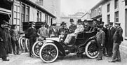 Mercedes-Simplex 18 PS (1902) - Wilhelm Maybach (im hellen Anzug) präsentiert in Cannstatt seinen Wagen potentiellen Käufern