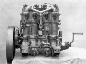 Mercedes-Simplex 18 PS (1903) - Blick auf den Motor von der Auslassseite