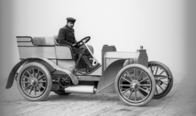 Mercedes-Simplex 40 PS (1901) - dieses Fahrzeug wurde am 22. März 1901 an Emil Jellinek ausgeliefert