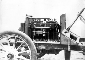 Mercedes-Simplex 40 PS (1904) - der längs eingebaute Vierzylinder im Bug