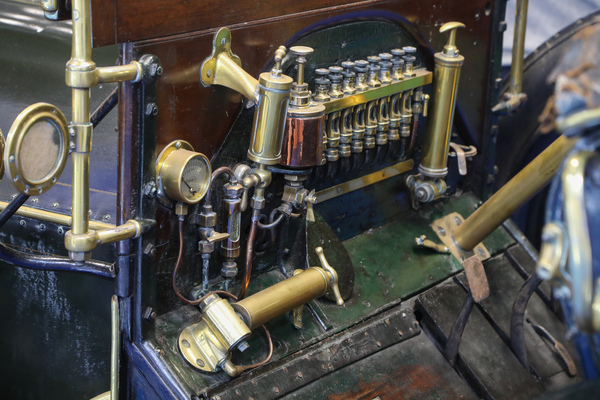 Mercedes-Simplex 60 HP 'Roi des Belges' (1903) - man weiss besser, was man in diesem "Cockpit" tut ... - Rétromobile Paris 2024