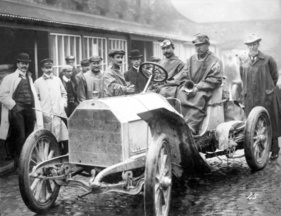 Mercedes-Simplex 60 PS (1903) - Foxhall Keene mit Mechaniker Willy Lüttgen - die beiden fallen beim IV. Gordonn-Bennett-Rennen 1903 in Irland wegen Achsbruch aus