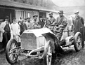 Mercedes-Simplex 60 PS (1903) - Foxhall Keene mit Mechaniker Willy Lüttgen - die beiden fallen beim IV. Gordonn-Bennett-Rennen 1903 in Irland wegen Achsbruch aus