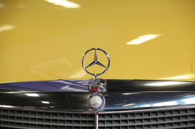 Mercedes-Stern - einmal auf Gelb - Motorworld Classics Berlin 2018