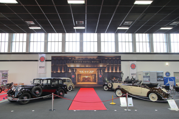 Bild: Mercedes Veteranen des MVC vor dem Grand Hotel Royal - Motorworld Classics Berlin 2016