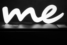 Mercedes zeigt zur "me too”-Initiative einen eigenen Adapter, …