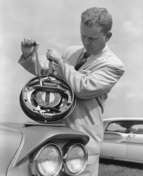 Mercury (1958) – Ein Techniker demonstriert die neue selbstnachstellende Bremse